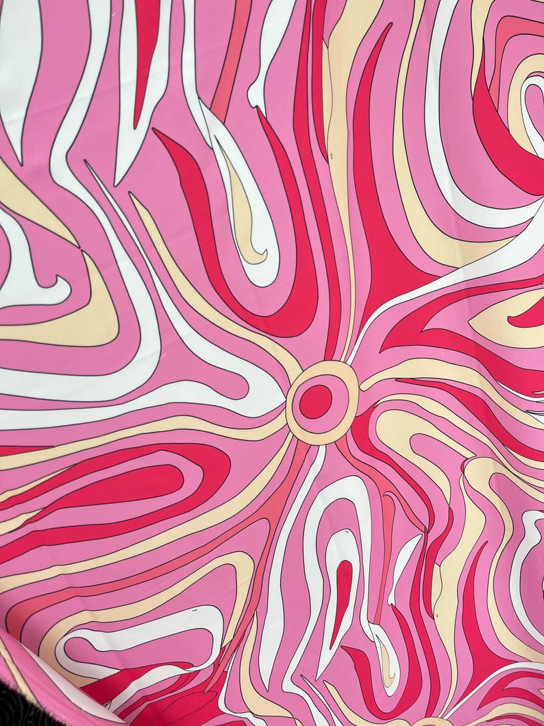 Tela de crepé sedoso retro rosa y amarillo, estampado psicodélico de remolinos de los años 70, crepé de poliéster fluido de 150 cm de ancho para vestidos, ropa de estilo boho chic. imagen 1