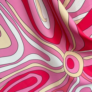 Puede incluir: Primer plano de una tela con un dise&ntilde;o retro y psicod&eacute;lico. El patr&oacute;n presenta l&iacute;neas arremolinadas en tonos de rosa, rojo, blanco y beige, creando un efecto visual vibrante y llamativo. El dise&ntilde;o se asemeja a una flor estilizada.