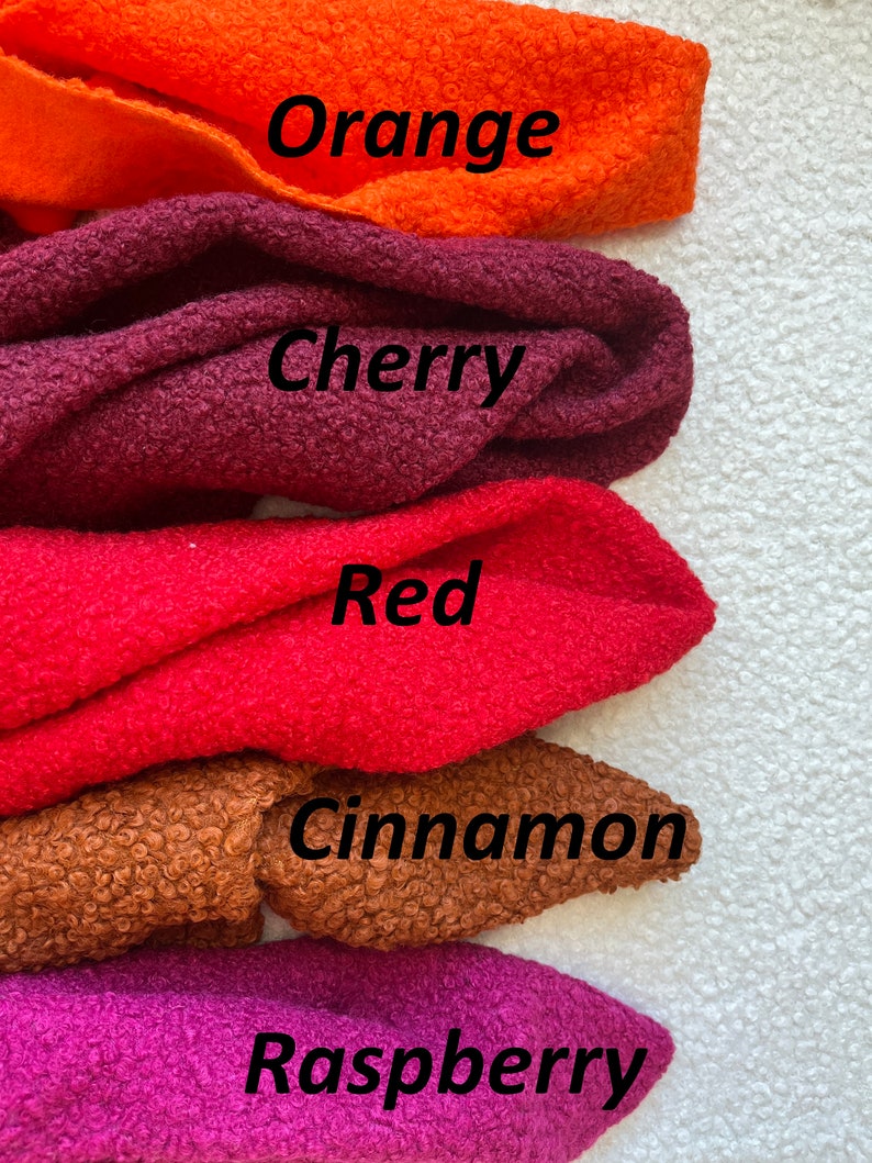 Może przedstawiać: Pięć pr&oacute;bek tkaniny w r&oacute;żnych odcieniach czerwieni, pomarańczy i brązu. Pr&oacute;bki są oznaczone jako "Pomarańczowy", "Wiśniowy", "Czerwony", "Cynamonowy" i "Malinowy".