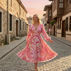 Tela de crepé sedoso retro rosa y amarillo, estampado psicodélico de remolinos de los años 70, crepé de poliéster fluido de 150 cm de ancho para vestidos, ropa de estilo boho chic. imagen 2