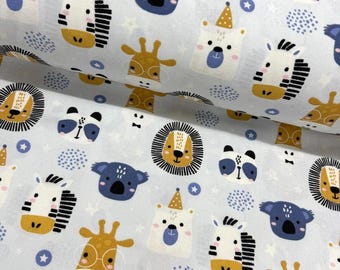 Puede incluir: Una tela azul claro con un patrón repetido de varias caras de animales. Los animales incluyen una jirafa, una cebra, un koala, un león, un panda y un oso polar con un gorro de fiesta. La tela tiene un fondo blanco con acentos azules y amarillos.