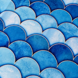 Könnte beinhalten: Blaues und weißes Aquarellmuster mit einem Schuppen-Design. Die Schuppen sind in Gold umrandet.