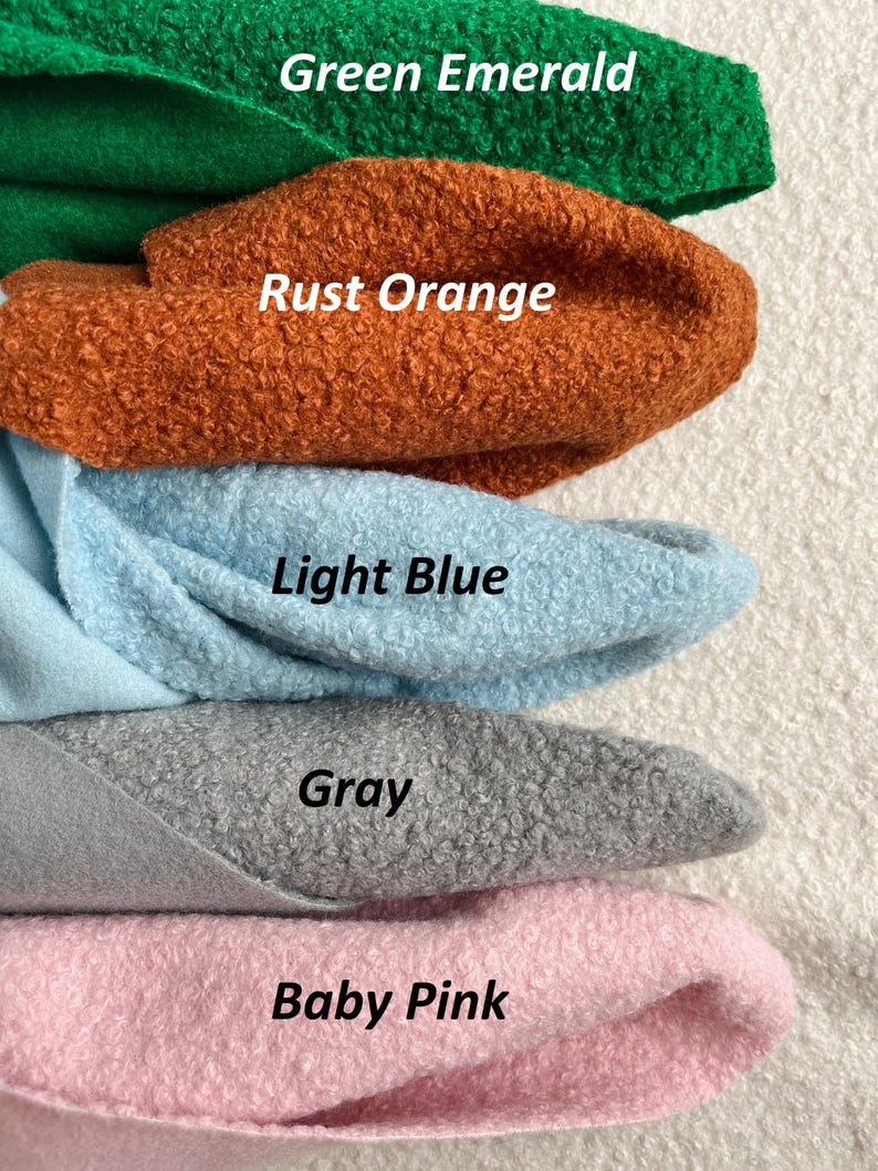 Może przedstawiać: Pięć pr&oacute;bek tkaniny w r&oacute;żnych kolorach: zielony szmaragd, pomarańczowy rdza, jasnoniebieski, szary i r&oacute;żowy. Tkanina ma puszystą fakturę.