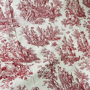 Peut inclure: Tissu blanc avec un motif rouge de toile de Jouy. Le motif représente des scènes pastorales avec des personnages, des arbres et des éléments architecturaux. Idéal pour la décoration ou l'habillement.