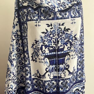 Blau weißer sizilianischer Majolika-Seidiger Krepp-Stoff, mediterranes Fliesenmuster, 150 cm breiter, fließender Polyester-Krepp, Bekleidungsstoff