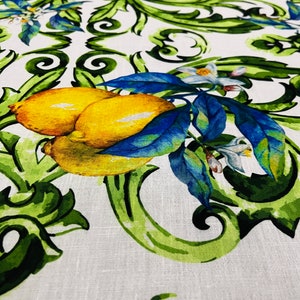 Puede incluir: Tela blanca con un dise&ntilde;o de acuarela de limones amarillos, hojas azules y follaje verde. El dise&ntilde;o tiene un tema bot&aacute;nico, ideal para manteles y textiles para el hogar.