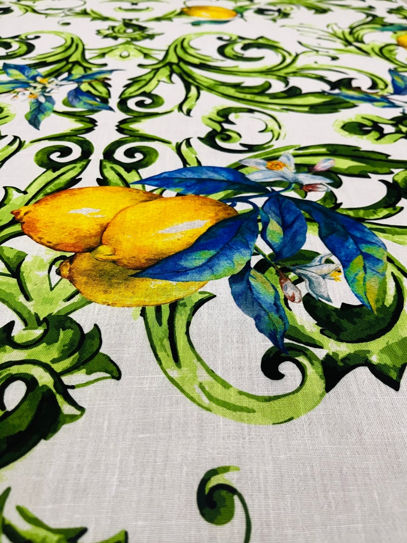 Puede incluir: Tela blanca con un dise&ntilde;o de acuarela de limones amarillos, hojas azules y follaje verde. El dise&ntilde;o tiene un tema bot&aacute;nico, ideal para manteles y textiles para el hogar.