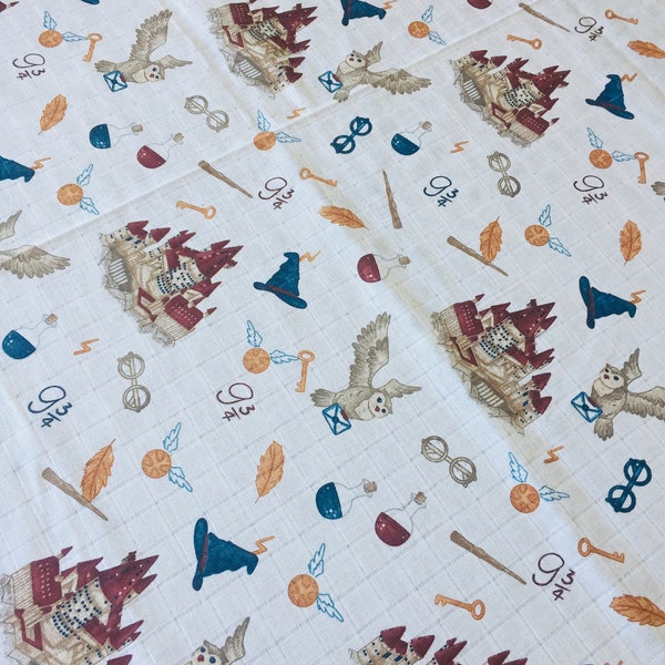 Tissu double gaze Magical Symbols, large 64 pouces, mousseline magicien, tissu naturel pour bébé, double gaze, 100 % coton, imprimé hibou, école de magie,