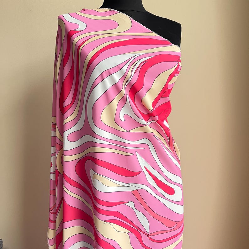 Tela de crepé sedoso retro rosa y amarillo, estampado psicodélico de remolinos de los años 70, crepé de poliéster fluido de 150 cm de ancho para vestidos, ropa de estilo boho chic. imagen 7