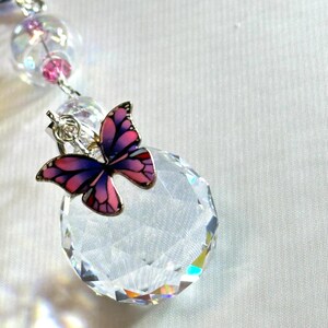 Atrapasueños Swarovski violeta y rosa con globos de vidrio soplado, dije de mariposa y globo prismático de cristal transparente. imagen 7