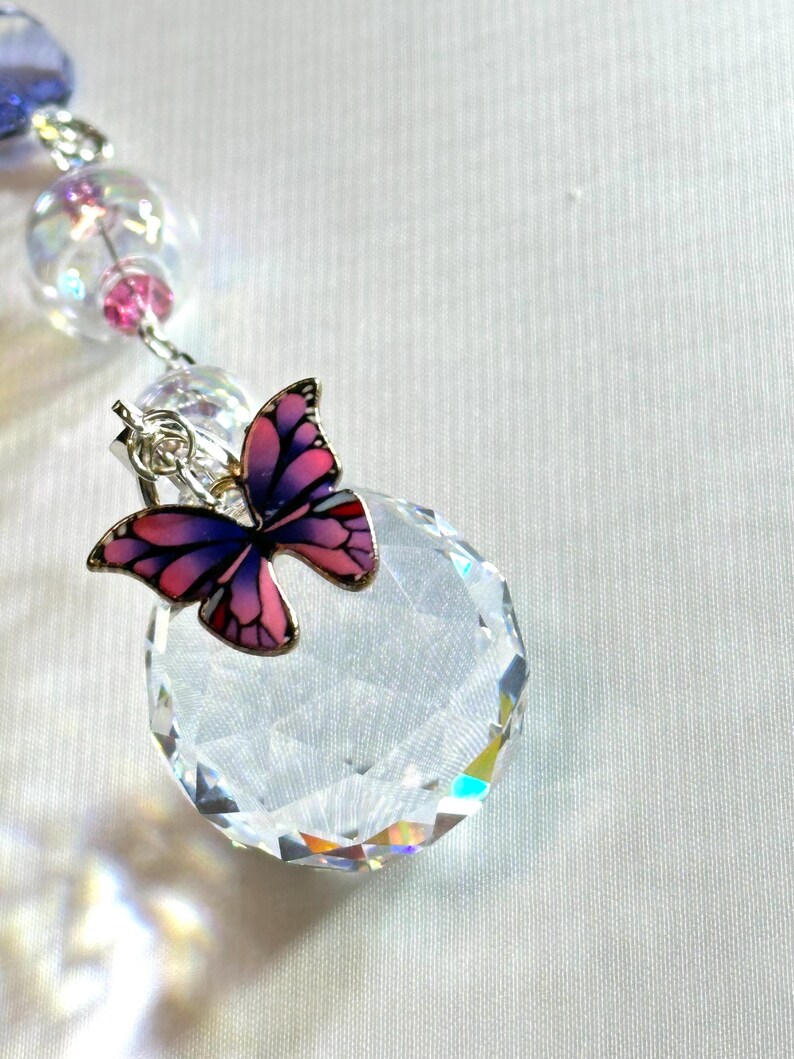 Atrapasueños Swarovski violeta y rosa con globos de vidrio soplado, dije de mariposa y globo prismático de cristal transparente. imagen 7