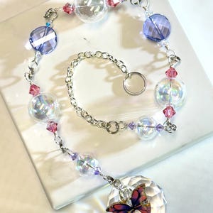 Atrapasueños Swarovski violeta y rosa con globos de vidrio soplado, dije de mariposa y globo prismático de cristal transparente. imagen 3