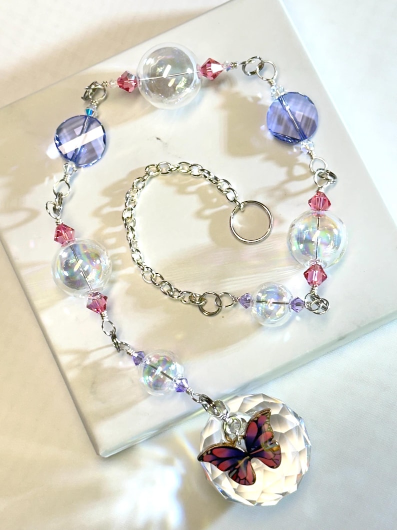 Atrapasueños Swarovski violeta y rosa con globos de vidrio soplado, dije de mariposa y globo prismático de cristal transparente. imagen 3