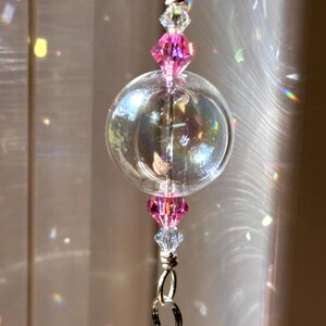 Atrapasueños Swarovski violeta y rosa con globos de vidrio soplado, dije de mariposa y globo prismático de cristal transparente. imagen 10