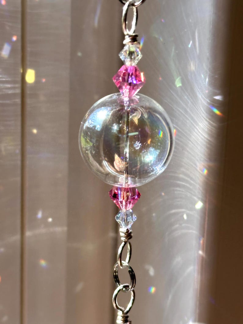 Atrapasueños Swarovski violeta y rosa con globos de vidrio soplado, dije de mariposa y globo prismático de cristal transparente. imagen 10