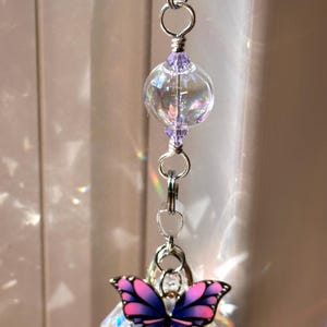 Puede incluir: Una bandeja de servir de madera hecha a mano con un acabado natural. Tiene forma rectangular con esquinas redondeadas y dos asas talladas. La veta de la madera es visible, lo que a&ntilde;ade encanto r&uacute;stico. Ideal para servir alimentos o exhibir objetos.