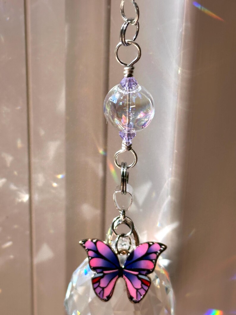 Puede incluir: Una bandeja de servir de madera hecha a mano con un acabado natural. Tiene forma rectangular con esquinas redondeadas y dos asas talladas. La veta de la madera es visible, lo que a&ntilde;ade encanto r&uacute;stico. Ideal para servir alimentos o exhibir objetos.