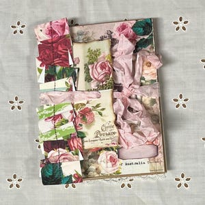Pu&ograve; includere: Un diario fatto a mano con un nastro rosa legato intorno. La copertina &egrave; decorata con carta a motivi floreali, pizzo e un nastro rosa. Il diario ha un'estetica vintage ed &egrave; perfetto per tenere un diario, fare scrapbooking o altri progetti creativi.