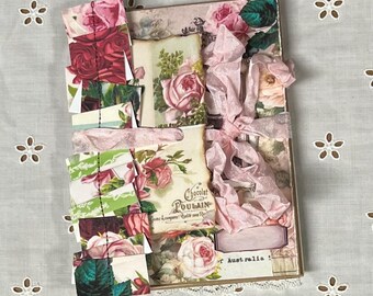 Puede incluir: Un diario hecho a mano con una cinta rosa atada alrededor. La portada está decorada con papel estampado floral, encaje y una cinta rosa. El diario tiene una estética vintage y es perfecto para llevar un diario, hacer scrapbooking u otros proyectos creativos.