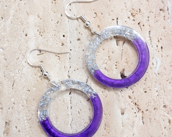 Pendientes de resina y hojas de aluminio. Pendientes Hoop Drop. Regalo para ella