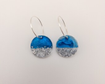Pendientes de hoja de resina y lámina. Pendientes circulares. Un regalo para ella.
