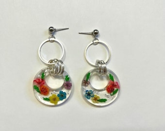 Pendientes de aro de resina y flores prensadas. Un regalo para ella.