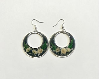 Pendientes de aro de resina y flores prensadas. Un regalo para ella.