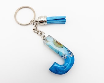 Llavero de resina y flores prensadas. Llavero dividido con inicial personalizada. Un regalo para ella.