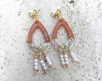 Pendientes de lágrima de resina y cristal marino. Pendientes de cuentas. Un regalo para ella.