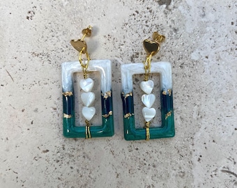 Pendientes rectangulares de resina y cuentas. Pendientes de botón con forma de corazón. Un regalo para ella.