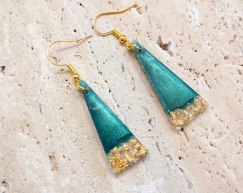 Pendientes de hoja de resina y lámina. Pendientes triangulares. Un regalo para ella.