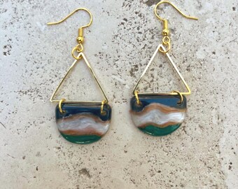 Pendientes triangulares de resina y metal. Un regalo para ella.