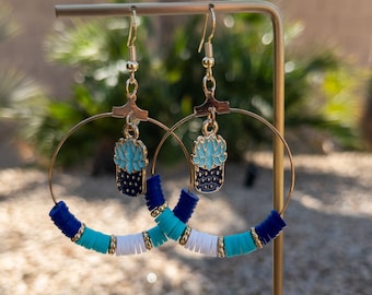 Pendientes de aro con abalorios y dijes de cactus. Pendientes colgantes y colgantes de oro. Regalo para ella