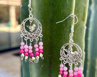 Pendientes de aro con pájaro y cuentas. Un regalo para ella.