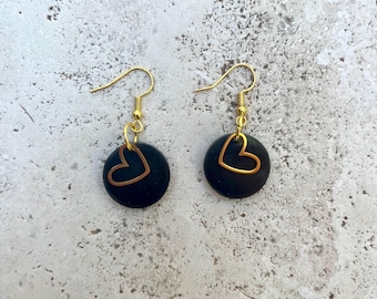 Pendientes de corazón de resina y metal. Un regalo para ella.