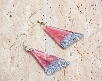 Pendientes de resina y hojas de aluminio. Pendientes Triangle Drop. Regalo para ella