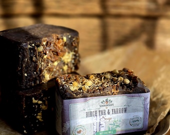 白樺タール石鹸（ヤロウ入り） - 天然ハーブ石鹸 - 強いスモーキーな香りの石鹸 - 手作りの素朴な石鹸 - 森をイメージした石鹸