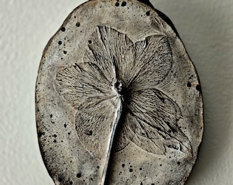Botanische muurkunst - Helleborusbloem gips basreliëf plaquette - Wabi Sabi natuurkunst rustiek huisje decor