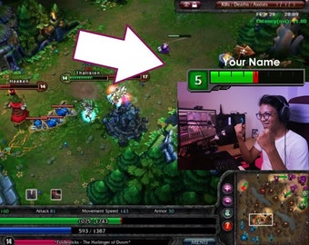 Könnte beinhalten: Ein Screenshot eines League of Legends Spiels mit dem Spieler-Namen "Your Name" und einem Score von 5. Der Spieler spielt den Charakter "Fiddlesticks" und befindet sich mitten in einem Teamkampf. Der Spieler gewinnt das Spiel und feiert.
