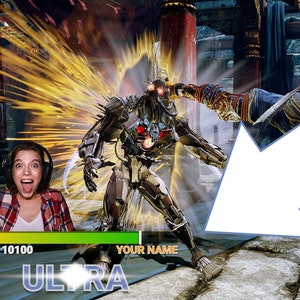 Op de afbeelding: Een videogamepersonage in een vechtspel voert een speciale move uit genaamd "Ultra". Het personage is een grote, metalen robot met gloeiende rode ogen. Het personage is omgeven door een heldere gele aura. De gezondheidsbalk van de speler is zichtbaar onderaan het scherm en toont 8227 van de 10100 gezondheidspunten. De naam van de speler is "YOUR NAME".