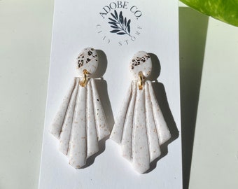 Pendientes colgantes de arcilla con hojas y motas doradas / Pendientes llamativos de estilo bohemio / Pendientes de arcilla polimérica livianos / Hipoalergénicos