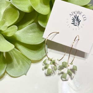 Orecchini Boho Monstera / A scacchi bianchi e verdi / Leggeri e ipoallergenici