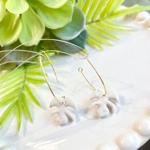 Orecchini Boho Monstera / Bianco maculato / Leggeri e ipoallergenici