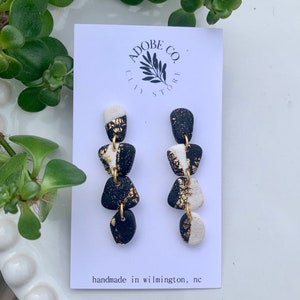Pendientes de arcilla texturizada / Blanco y negro / Pendientes llamativos estilo boho / Pendientes de arcilla polimérica livianos / Regalos para ella / Hipoalergénicos
