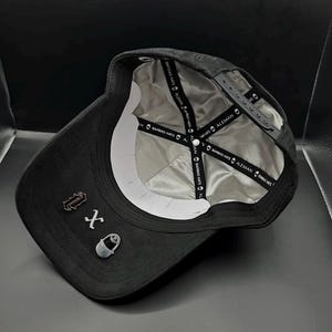 Puede incluir: Un juego de tres tazas de cer&aacute;mica con un acabado mate moteado. Las tazas son de color crema, marr&oacute;n claro y marr&oacute;n oscuro. Cada taza tiene un dise&ntilde;o simple y minimalista y un asa redondeada.