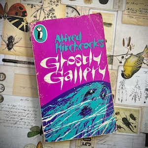 Ghostly Gallery di Alfred Hitchcock / Raro libro tascabile illustrato horror classico da collezione del 1972, Puffin Books / Libro classico vintage degli anni '70