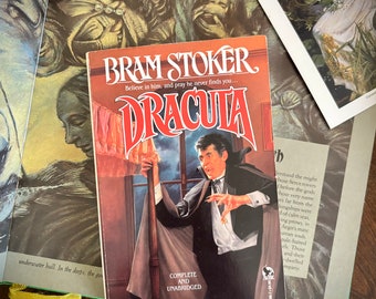 Dracula | autorstwa Brama Stokera, pierwsze wydanie 1988, kompletne i nieskrócone, Aerie Books | Klasyczna powieść fantasy o wampirach w miękkiej oprawie