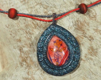 Pendentif carte a jouer/collier goutte d'eau/ collier bleu et rouge/collier fleur/collier en résine