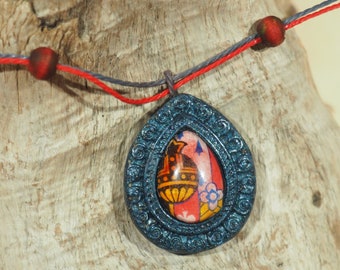 Pendentif carte a jouer/collier goutte d'eau/ collier bleu et rouge/collier fleur/collier en résine