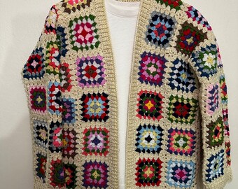 Cardigan de Punto Bordado a Mano, Diseño Personalizado, Abrigo a Ganchillo, Cardigan Mujer, Hecho a Mano, Motivos Cuadros, Regalo para Mujer, Chaqueta, De Colores